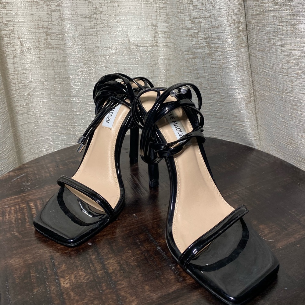 STEVE MADDEN PATENT LEATHER LACE UP HEELS